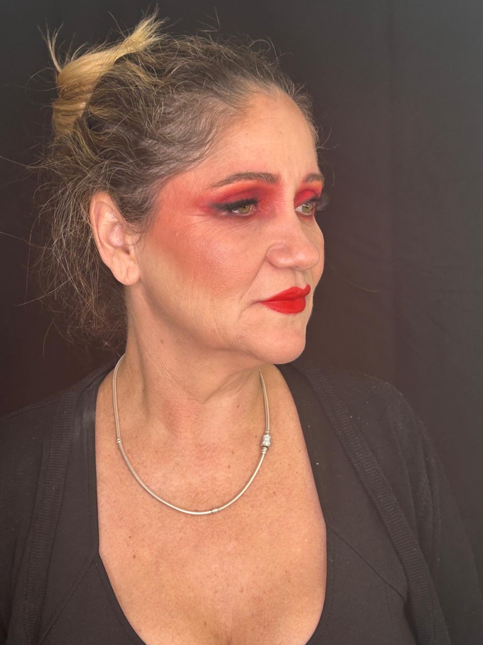 Maquillage élégant aux tons rouges réalisé par Sara Silva