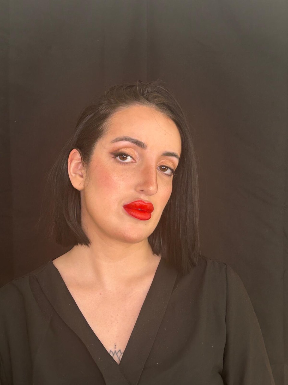 Maquillage glamour avec rouge à lèvres rouge réalisé par Sara Silva