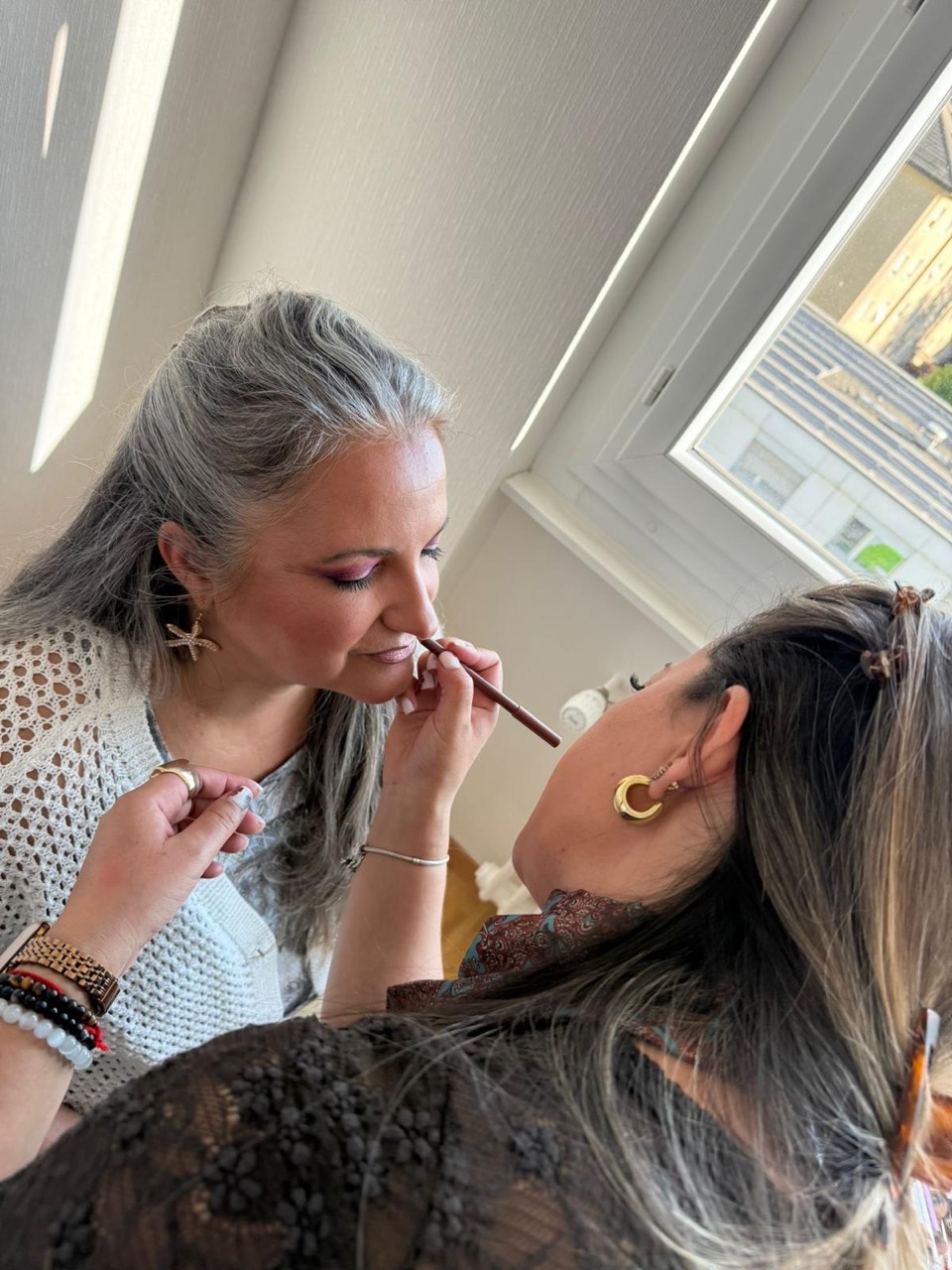 Sara Silva maquille une cliente à Yverdon