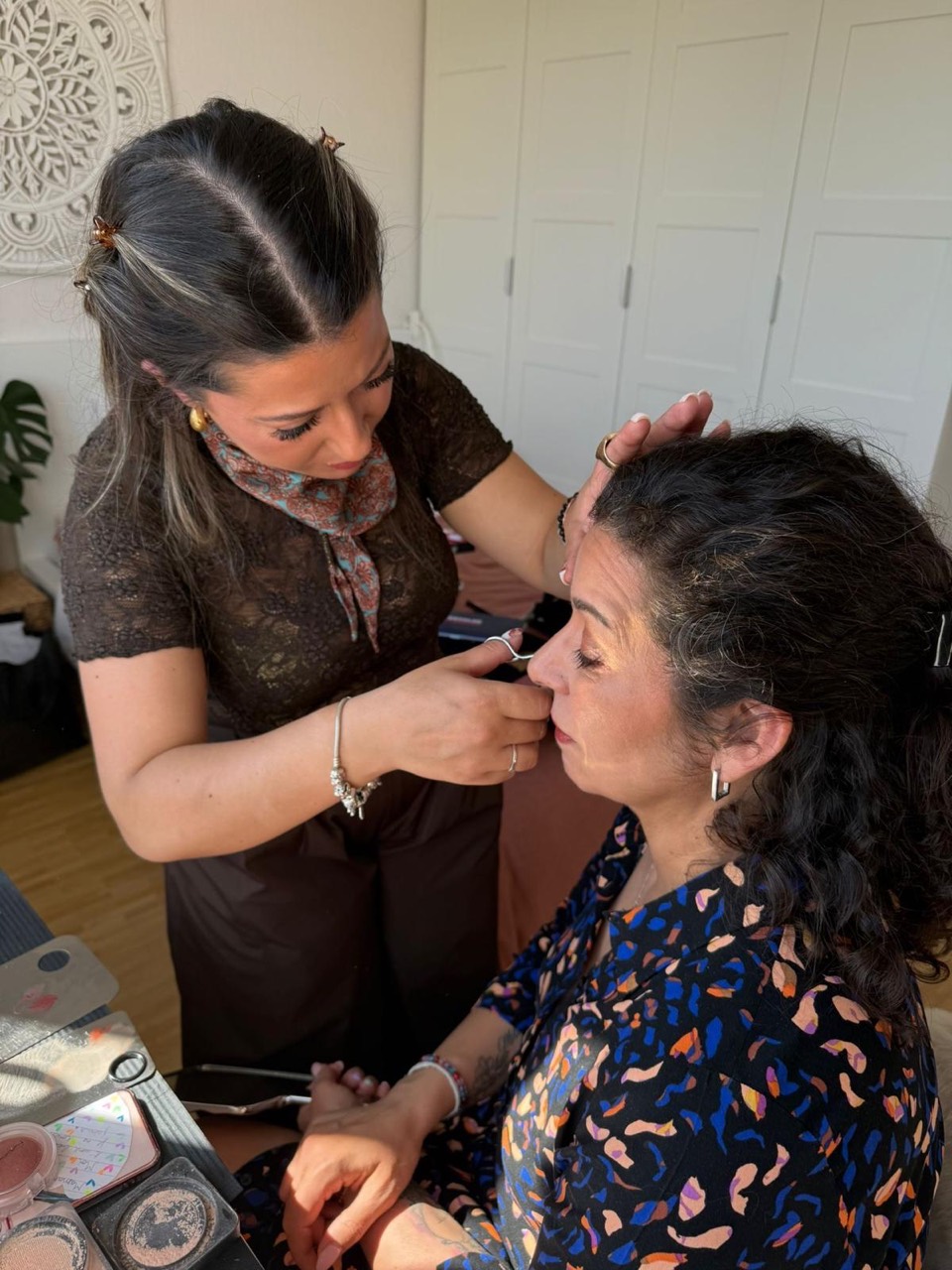 Sara Silva réalise un maquillage professionnel sur une cliente